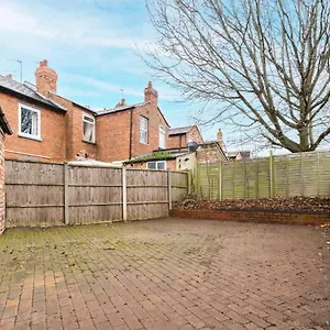 Cozy, Chic, And Convenient, 10 Mins To Centre Apartment